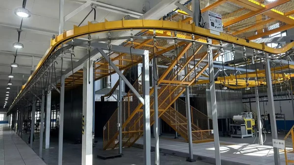 Overhead conveyor line above the coating plant